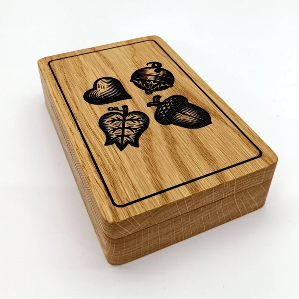 Kártyatartó doboz, magyarkártya motívummal, tölgyfából