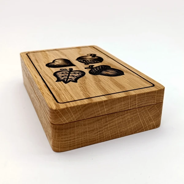 Kártyatartó doboz, magyarkártya motívummal, tölgyfából