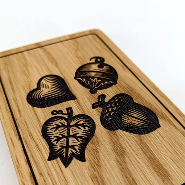 Kártyatartó doboz, magyarkártya motívummal, tölgyfából