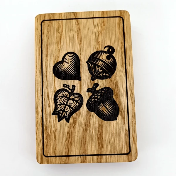 Kártyatartó doboz, magyarkártya motívummal, tölgyfából